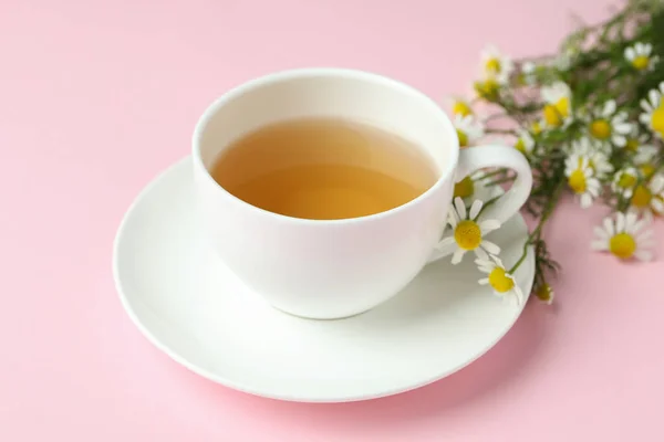 Herbata Rumiankowa Różowym Tle — Zdjęcie stockowe