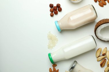 Beyaz arka planda vegan sütü kavramı, üst görünüm