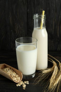 Ahşap arka planda vejetaryen sütü kavramı