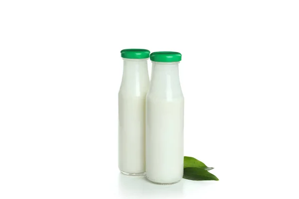 Flessen Melk Bladeren Geïsoleerd Witte Achtergrond — Stockfoto
