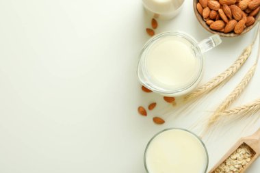 Beyaz arka planda vegan sütü kavramı, üst görünüm