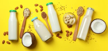 Sarı arka planda vegan sütü kavramı, üst görünüm