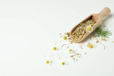 Beyaz arka planda kurumuş papatya çayı kepçesi