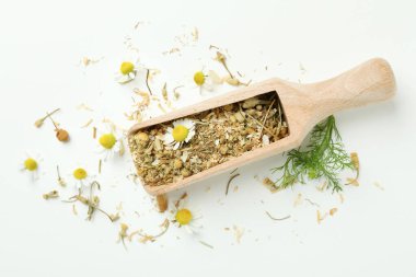 Beyaz arka planda kurumuş papatya çayı kepçesi