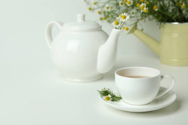Kahvaltı kavramı, beyaz masada papatya çayı.