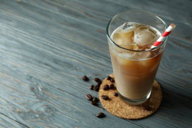 Ahşap masada buzlu kahve ile soğuk içecek kavramı