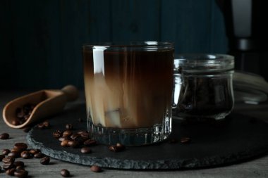 Buzlu kahveyle soğuk içecek kavramı.