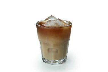 Beyaz arka planda izole edilmiş buzlu kahve.