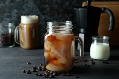 Lezzetli içecek kavramı. Koyu ahşap masada buzlu kahve.