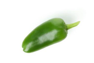 Beyaz arkaplanda yeşil acı biber izole edildi