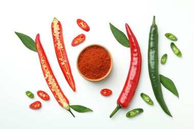 Kırmızı ve yeşil biber ve beyaz arkaplanda toz