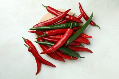 Beyaz desenli arka planda kırmızı ve yeşil biber