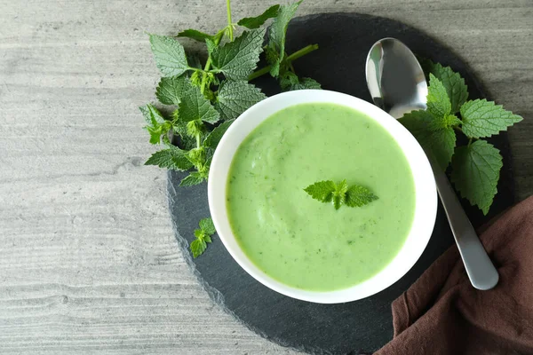 灰色の食感表にイラクサのスープと健康食品の概念 — ストック写真