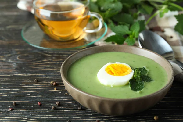 木製のテーブルの上にイラクサのスープと健康食品の概念 — ストック写真