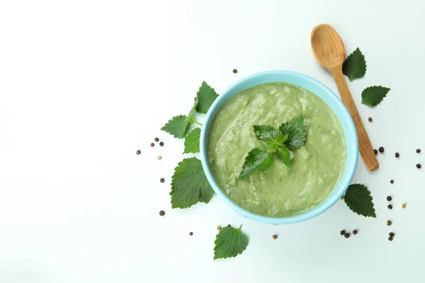 白い背景にイラクサのスープと健康食品の概念 — ストック写真