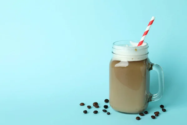 Botol Kaca Kopi Dan Kacang Pada Latar Belakang Biru — Stok Foto