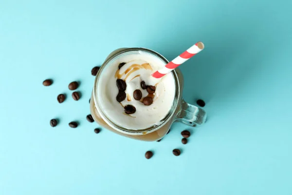 Glas Mit Eiskaffee Und Bohnen Auf Blauem Hintergrund — Stockfoto