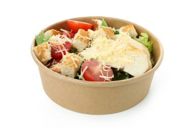 Beyaz arka planda izole edilmiş Sezar salatalı kağıt kâse.