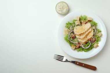 Beyaz arka planda Sezar salatası ile lezzetli yemek kavramı