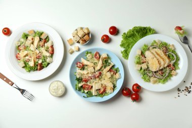 Beyaz arka planda Sezar salatası ile lezzetli yemek kavramı