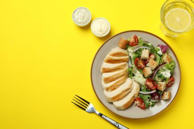 Sarı arka planda Sezar salatası ile lezzetli yemek kavramı