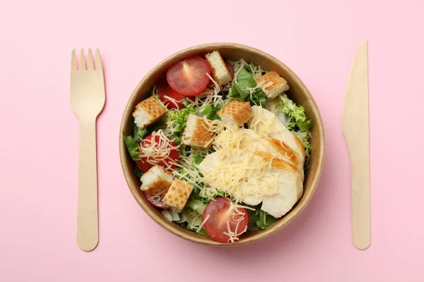 Sezar Salatası Pembe Arka Planda Çatal Bıçak Takımı — Stok fotoğraf