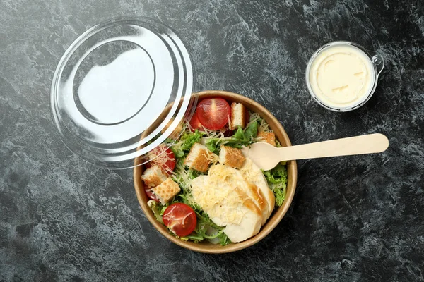 Siyah Dumanlı Arka Planda Sezar Salatasıyla Lezzetli Yemek Kavramı — Stok fotoğraf