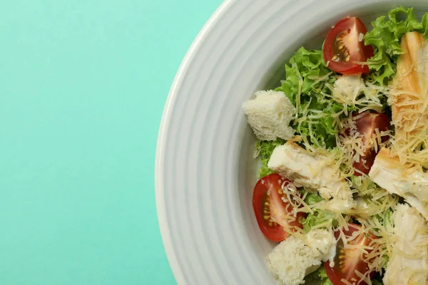 Teller Mit Caesar Salat Auf Minzgrund — Stockfoto