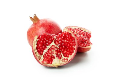 Beyaz zemin üzerinde izole olgun nar meyveleri