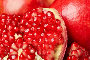 Arkaplanda olgun nar meyveleri, yakın plan.