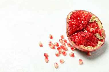 Beyaz desenli arka planda olgun nar, kapat