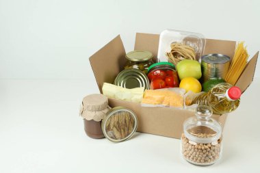 Bağış kutusuyla birlikte beyaz arka planda bağış kavramı