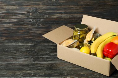 Tahta masada bağış kutusuyla bağış yapma kavramı