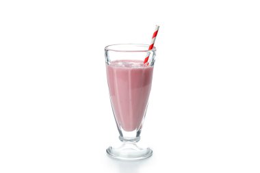 Beyaz arkaplanda izole edilmiş çilekli milkshake.