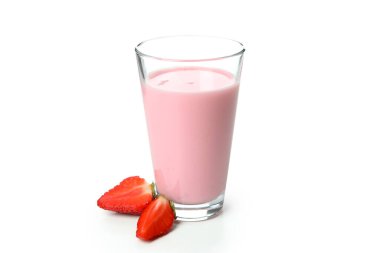 Beyaz arkaplanda izole edilmiş çilekli milkshake.