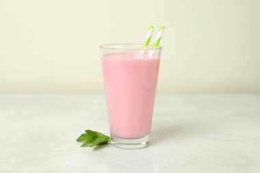 Beyaz desenli masada çilekli milkshake.