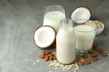 Gri dokulu arka planda vejetaryen sütü kavramı