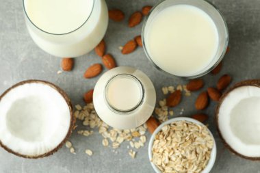 Gri dokulu arka planda vegan sütü kavramı, üst görünüm