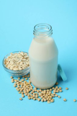 Mavi arka planda vejetaryen sütü kavramı