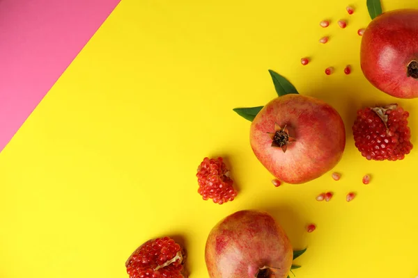 Ripe Pomegranate Leaves Seeds Yellow Background — Stock Photo, Image