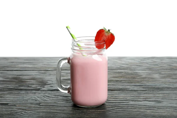 Holztisch Mit Glas Erdbeer Milchshake Isoliert Auf Weißem Hintergrund — Stockfoto