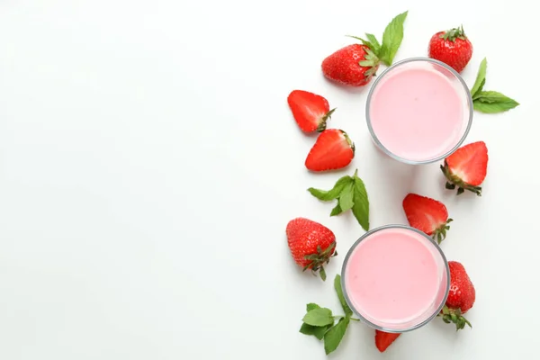 Glasögon Jordgubbsmjölkshake Och Ingredienser Vit Bakgrund — Stockfoto