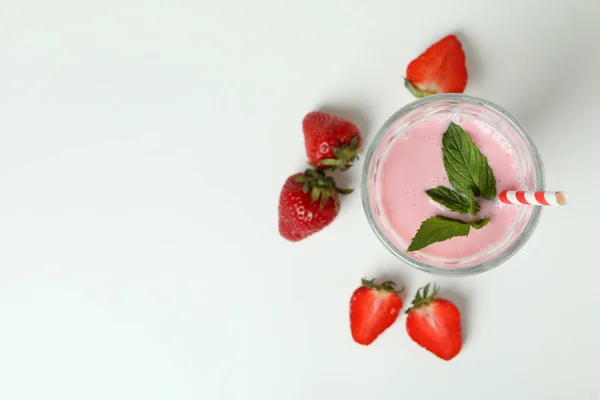 Bicchiere Frullato Fragole Ingredienti Sfondo Bianco — Foto Stock