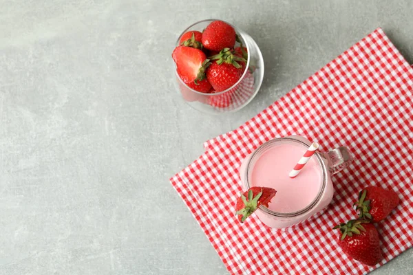 Glas Erdbeer Milchshake Und Zutaten Auf Grau Strukturiertem Tisch — Stockfoto