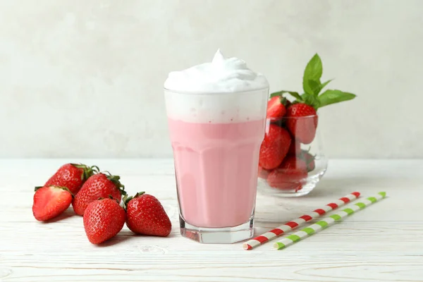 Verre Milkshake Aux Fraises Ingrédients Sur Table Bois Blanc — Photo