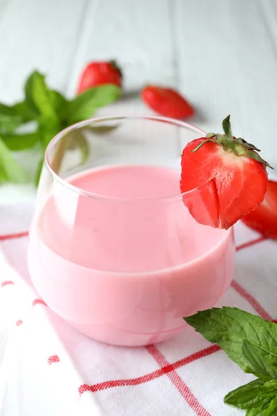 白色木制桌子上的玻璃瓶草莓奶昔和配料 — 图库照片