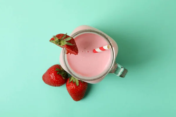 Vaso Vetro Frullato Fragole Ingredienti Sfondo Menta — Foto Stock