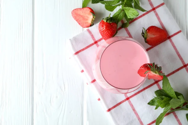 Glas Erdbeer Milchshake Und Zutaten Auf Weißem Holztisch — Stockfoto
