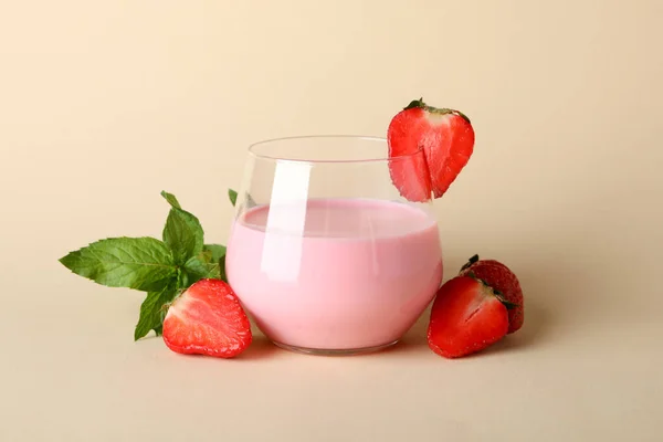 Glas Erdbeer Milchshake Und Zutaten Auf Beigem Hintergrund — Stockfoto