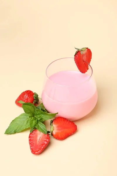 Glas Erdbeer Milchshake Und Zutaten Auf Beigem Hintergrund — Stockfoto